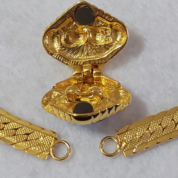 Vintage Goldtone Necklace w/Dark Navy Blue Enamel Clasp - Picture 11 of 12